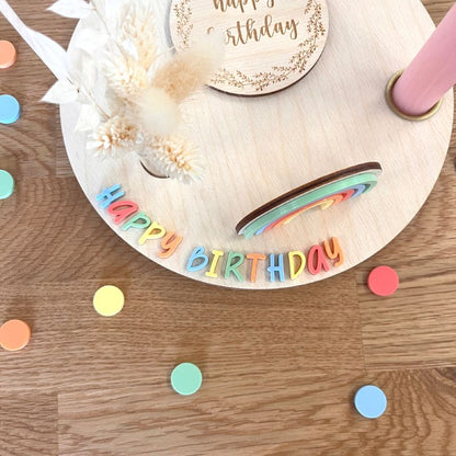 Geburtstagsteller personalisiert mit bunten Buchstaben und Regenbogen Stecker