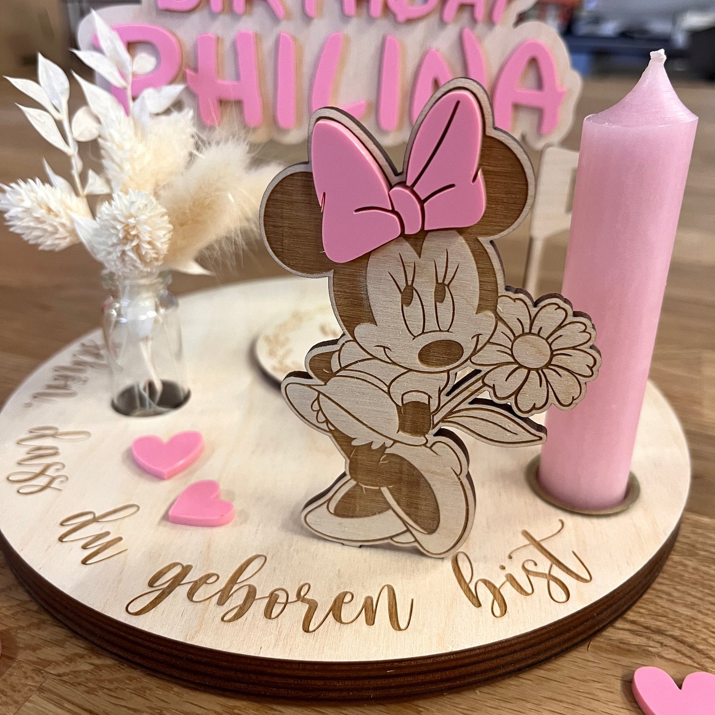 Disney inspired Minnie Mouse Geburtstagsteller personalisiert mit Vase und Kerze, Geburtstagsbrettchen, Geburtstagskranz, Tischdeko