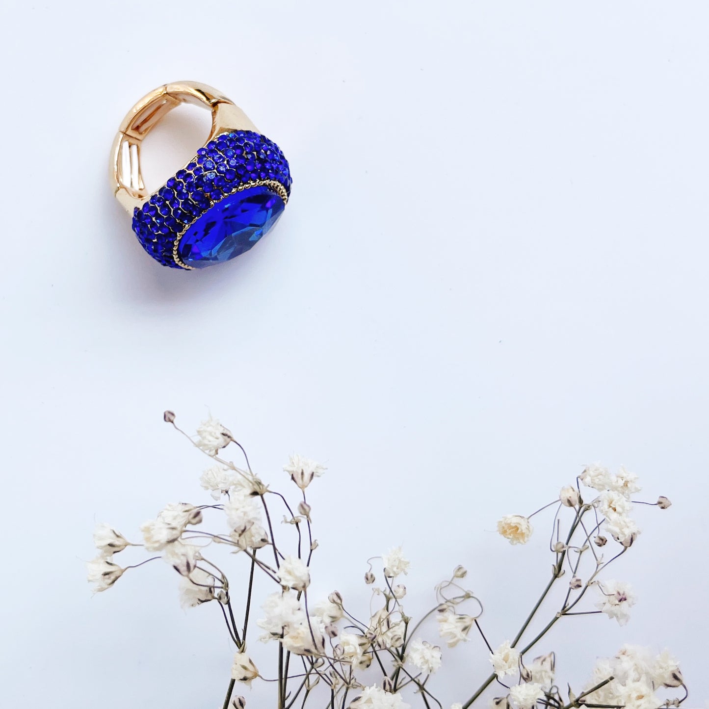 Ring mit blauem, facettiertem Kristall