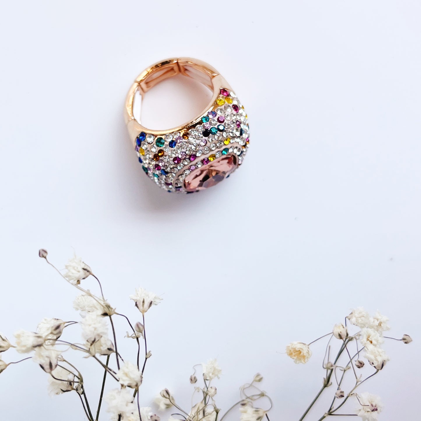 Ring mit roséfarbenem, facettiertem Kristall