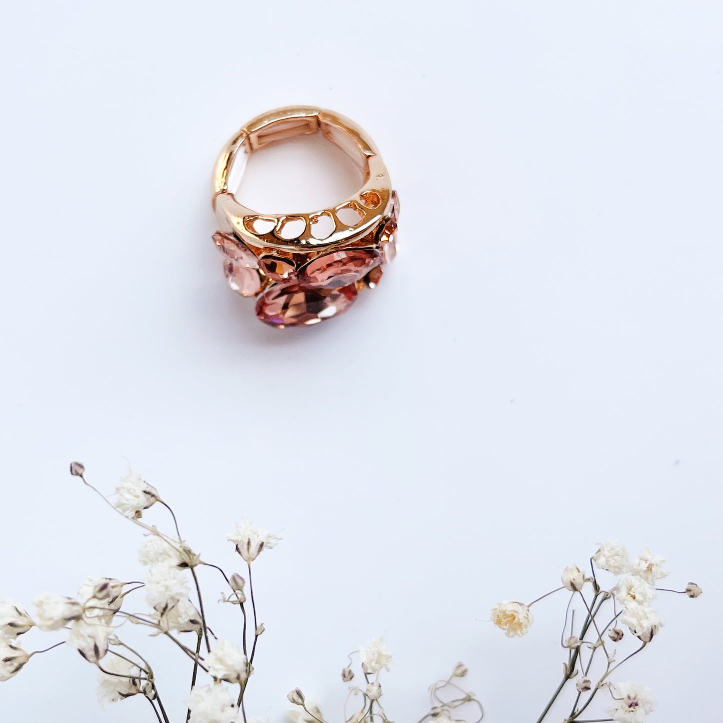 Ring mit roséfarbenen, facettierten Kristallen