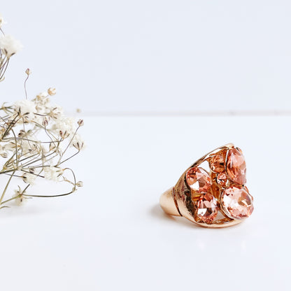 Ring mit roséfarbenen, facettierten Kristallen