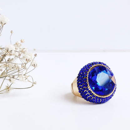 Ring mit blauem, facettiertem Kristall