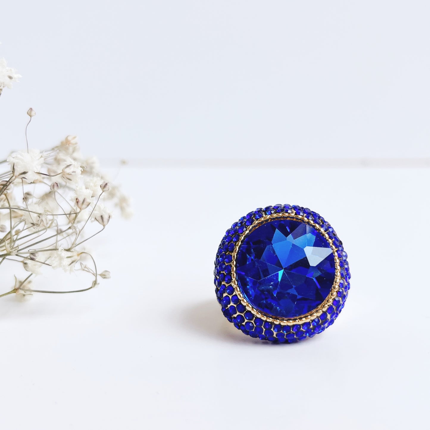 Ring mit blauem, facettiertem Kristall