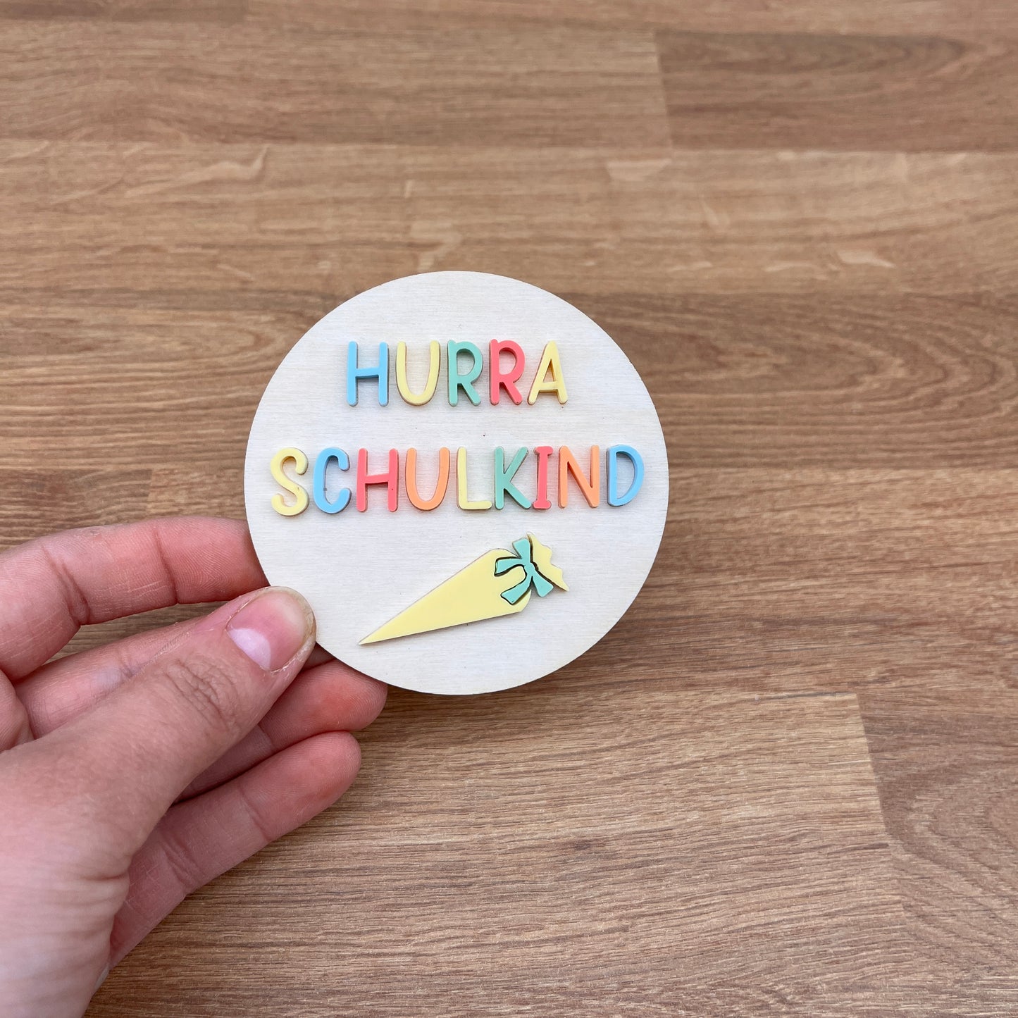 Hurra Schulkind buntes Schild für Geburtstagsteller