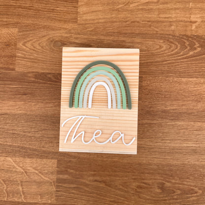 Personalisierter Stiftehalter grüner Regenbogen aus Holz/Acryl